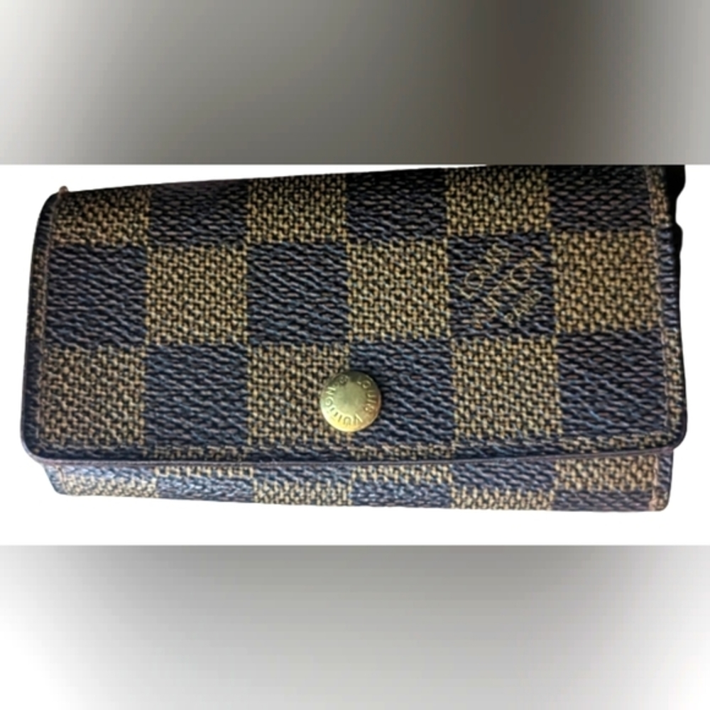 EUC Louis Vuitton Demier 4 ring key holder Snap is perfect, no flaws on edges